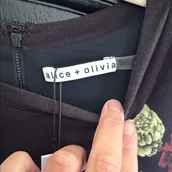 Alice + Olivia
Olea Crewneck Long
Sleeve Bodysuit‼️‼️ - Picture 11 of 11